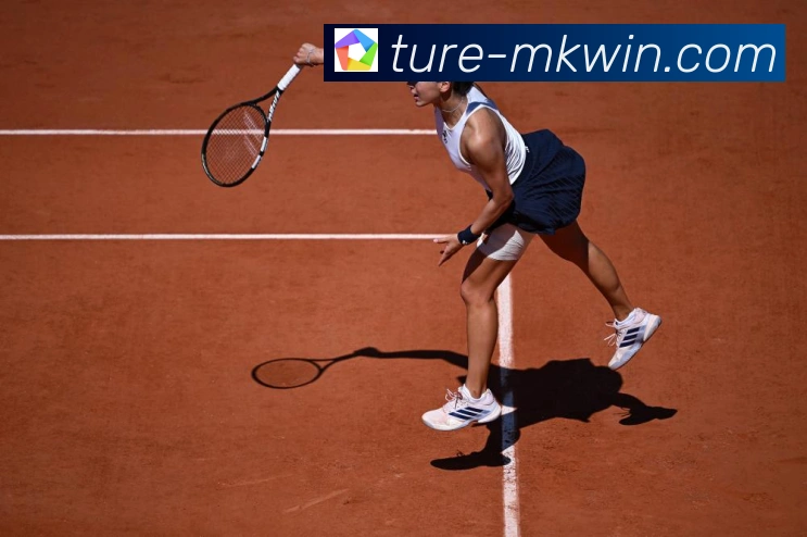 ATP巡回赛焦点对决一触即发蒂亚福迎战胡尔卡奇发球火力与底线韧性全面碰撞